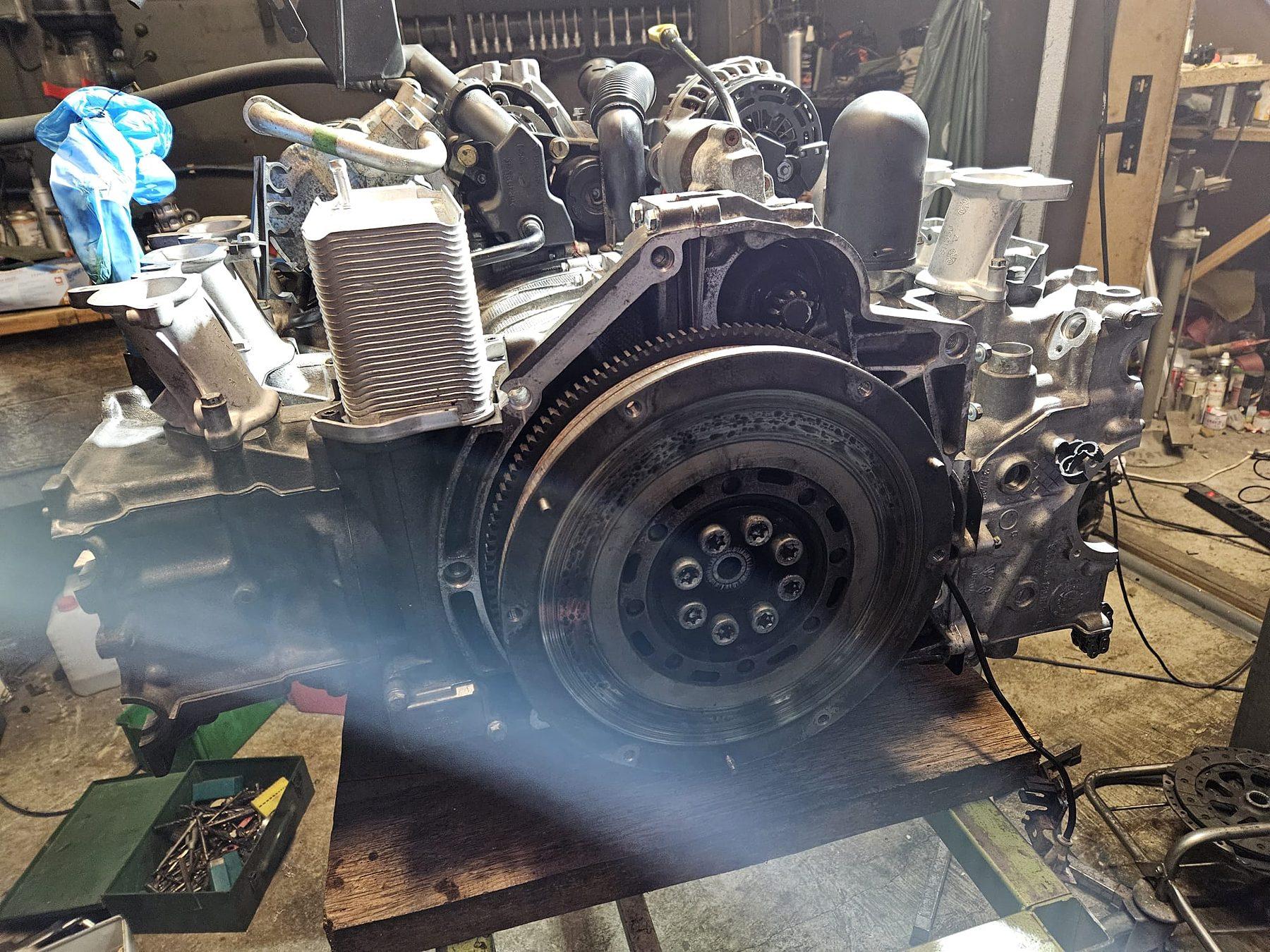 Ausgebauter Motor mit Schwungrad auf dem Montagetisch