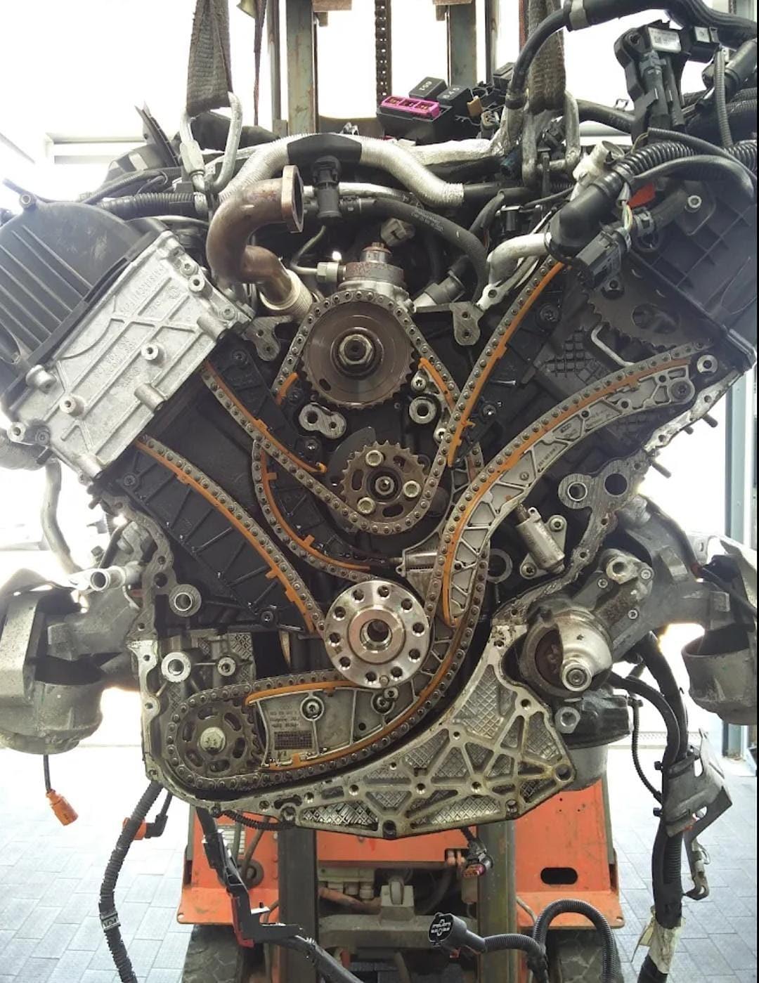 V-Motor mit abgenommenem Deckel: Steuerketten und Kettenräder liegen frei